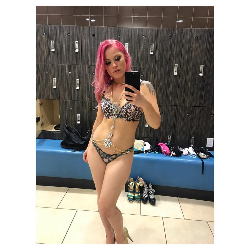 Camsoda.com camgirl and porn star Ash Hollywood with pink hair