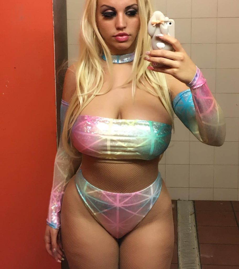 Blondie Fesser takes sexy selfie