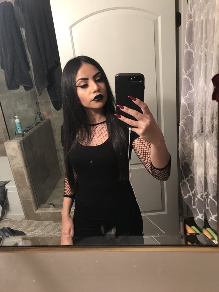 latina goth and Cherry Pimp pornstar Rose Darling takes selfie