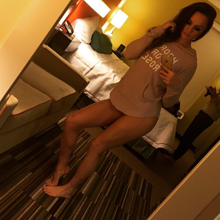 Camsoda camgirl Tori Black show her legs in selfie
