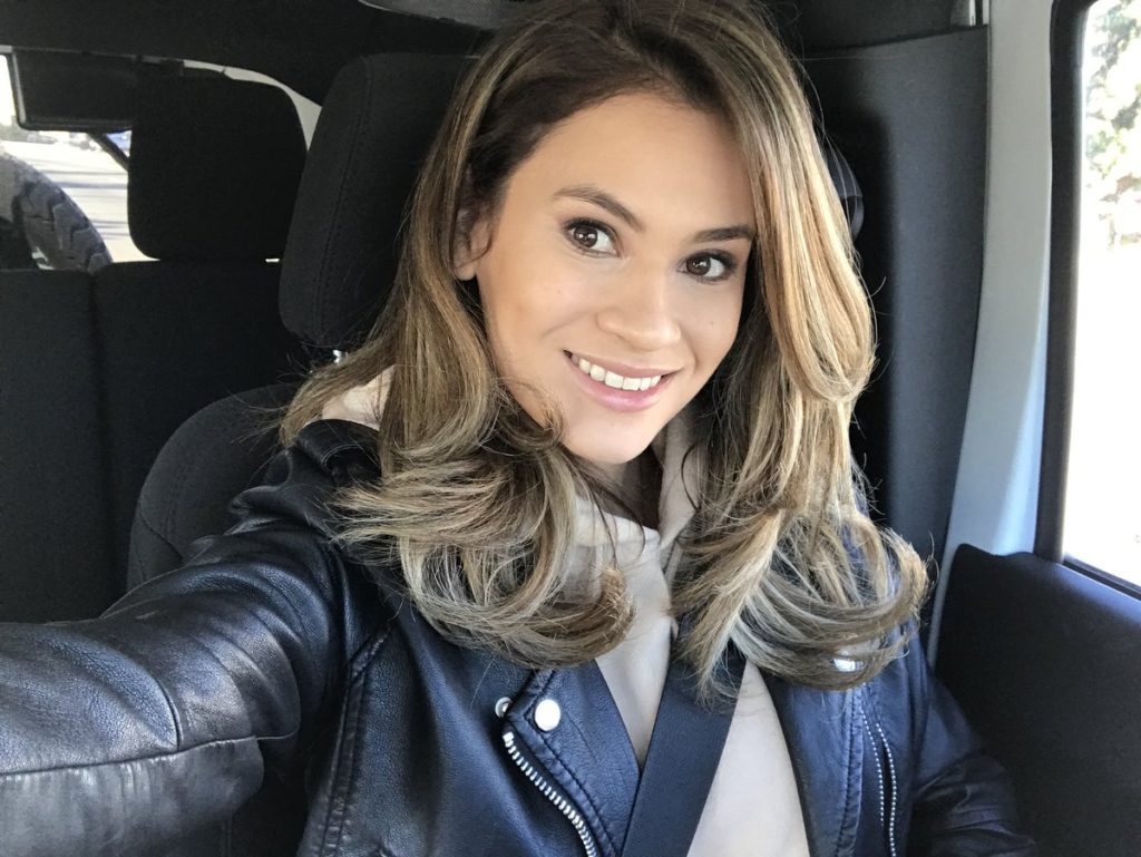 Vanessa Veracruz‏ smiling in car selfie