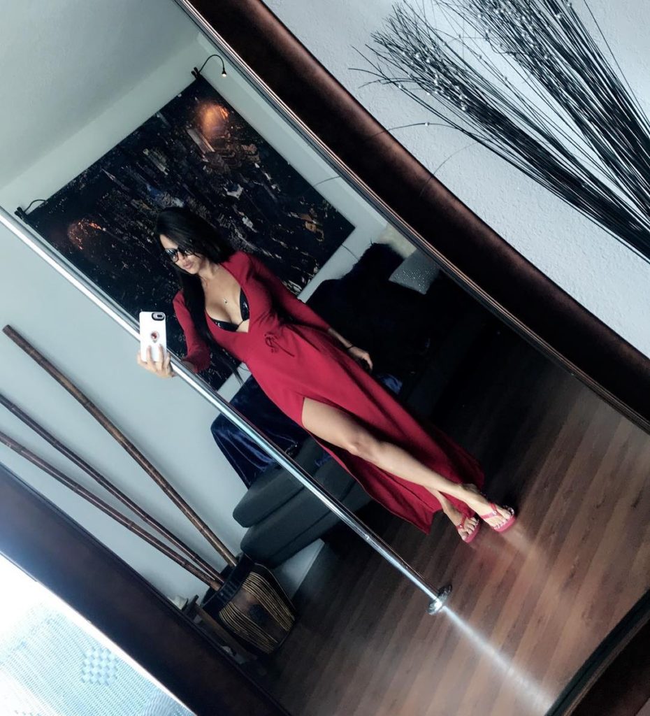 selfie by Diamond Kitty in sexy dress showing some leg