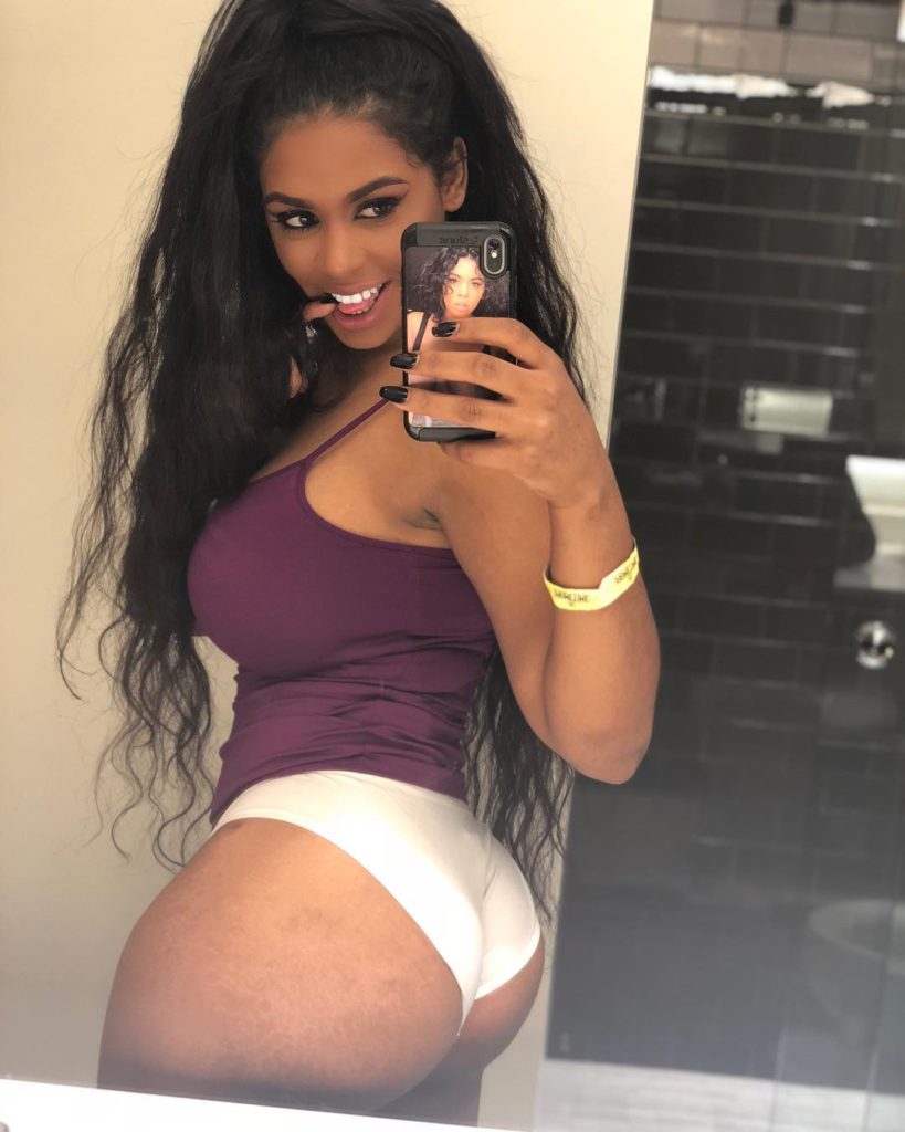 Megan Ashli takes sexy booty selfie